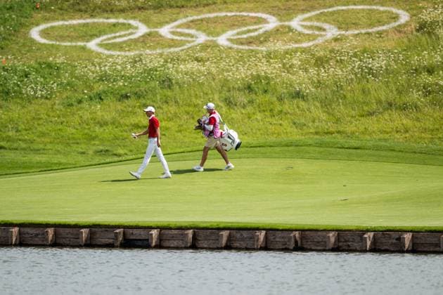240802 An athlete walks past the Olympic rings when competing in men s individual golf round 2 during day 7 of the Paris 2024 Olympic Games, Olympische Spiele, Olympia, OS on August 2, 2024 in Paris. Photo: Ludvig Thunman BILDBYRAN kod LT LT0655 golf olympic games olympics os ol olympiska spel olympiske leker paris 2024 paris-os paris-ol 7 bbeng Copyright: LUDVIGxTHUNMAN BB240802LT117