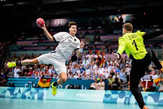 Highlight Bilder des Tages Paris, Frankreich: Handball Herren - Vorrunde Gruppe A - Deutschland - Spanien v.li. Julian Köster Koester (Deutschland), Torhueter Gonzalo Perez de Vargas (Spanien) Paris South Paris Arena 6 Frankreich