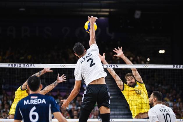 Brazil x Egypt men&amp; 39;s indoor volleyball PARIS, IF - 02.08.2024: BRAZIL X EGYPT MEN& 39;S INDOOR VOLLEYBALL - Volleyball - Paris 2024 Olympics - Brazil In the photo, Azab (02) in the attack on Brazil (Photo: Luca Castro Fotoarena) x2585211x  LucaxCastro