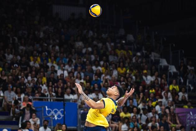 Highlight Bilder des Tages Brazil x Egypt men&amp; 39;s indoor volleyball PARIS, IF - 02.08.2024: BRAZIL X EGYPT MEN& 39;S INDOOR VOLLEYBALL - Volleyball - Paris 2024 Olympics - Brazil In the photo, Darlan (28) on the serve (Photo: Luca Castro Fotoarena) x2585216x  LucaxCastro