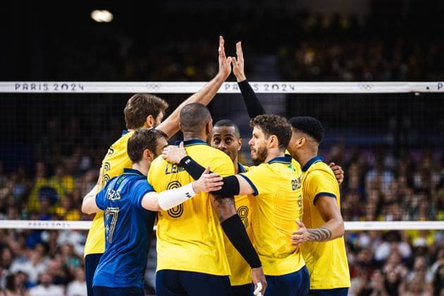Brazil x Egypt men&amp; 39;s indoor volleyball PARIS, IF - 02.08.2024: BRAZIL X EGYPT MEN& 39;S INDOOR VOLLEYBALL - Volleyball - Paris 2024 Olympics - Brazil In the photo, the Brazilian team celebrates the point. (Photo: Luca Castro Fotoarena) x2585219x  LucaxCastro