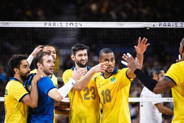 Brazil x Egypt men&amp; 39;s indoor volleyball PARIS, IF - 02.08.2024: BRAZIL X EGYPT MEN& 39;S INDOOR VOLLEYBALL - Volleyball - Paris 2024 Olympics - Brazil In the photo, the Brazilian team celebrates the point. (Photo: Luca Castro Fotoarena) x2585223x  LucaxCastro