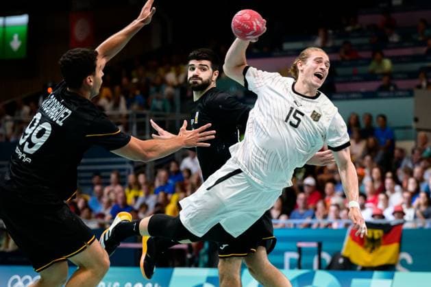 Paris, Frankreich: Handball Herren - Vorrunde Gruppe A - Deutschland - Spanien v.li. Javier Rodriguez Moreno (Spanien), Juri Knorr (Deutschland) Paris South Paris Arena 6 Frankreich