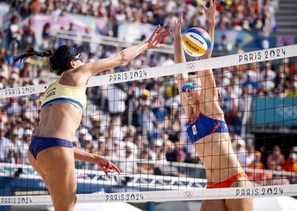 PARIS - Dutch Beach volleyball, Beachvolleyball players Katja Stam and Raisa Schoon in action against Carolina Solberg Salgado and Barbara Seixas de Freitas of Brazil at the Olympic Games, Olympische Spiele, Olympia, OS ANP KOEN VAN WEEL xVIxANPxSportx xxANPxIVx 504928017 originalFilename: 504928017.jpg