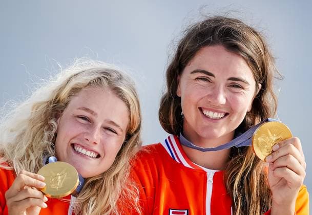 Sport Themen der Woche KW31 Highlight Bilder des Tages MARSEILLE - Sailors Odile van Aanholt and Annette Duetz during the ceremony of their gold medal after the 49er FX medal races at the Olympic Games, Olympische Spiele, Olympia, OS ANP SANDER KONING xVIxANPxSportx xxANPxIVx 504929467 originalFilename: 504929467.jpg