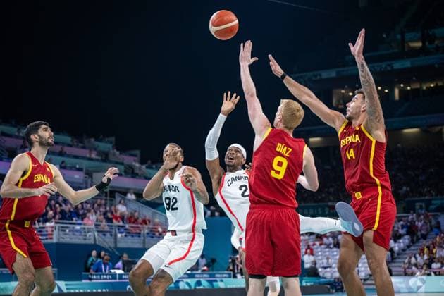 Olympische Spiele Paris 2024 Basketball Lille 02.08.2024 Vorrunde Männer Herren Kanada (CAN) -Spanien (ESP) Shai Gilgeous-Alexander (Kanada, No.02) Alberto DIAZ (Spanien, No.09) Willy Hernangomez (Spanien, No.14)