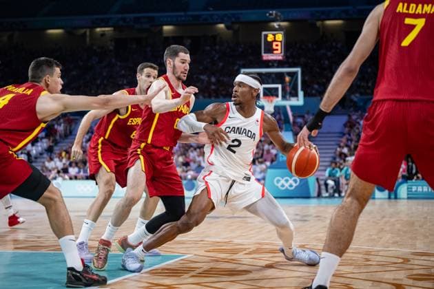 Highlight Bilder des Tages Olympische Spiele Paris 2024 Basketball Lille 02.08.2024 Vorrunde Männer Herren Kanada (CAN) -Spanien (ESP) Shai Gilgeous-Alexander (Kanada, No.02) Dario Brizuela (Spanien, No.08)