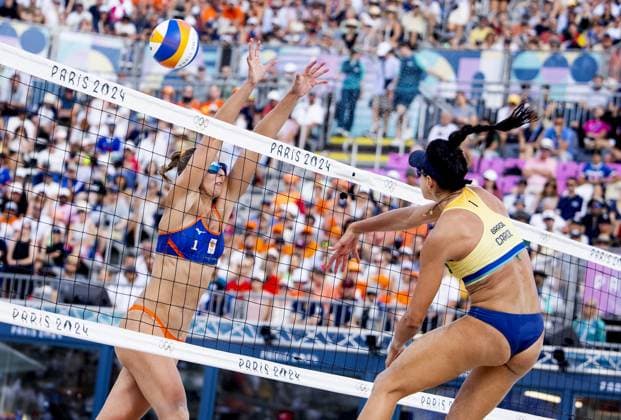 PARIS - Dutch Beach volleyball, Beachvolleyball player Katja Stam (L) in action against Carolina Solberg Salgado during the Brazil - Netherlands match at the Olympic Games, Olympische Spiele, Olympia, OS ANP KOEN VAN WEEL xVIxANPxSportx xxANPxIVx 504935985 originalFilename: 504935985.jpg
