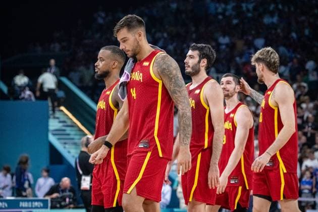 Olympische Spiele Paris 2024 Basketball Lille 02.08.2024 Vorrunde Männer Herren Kanada (CAN) -Spanien (ESP) niedergeschlagene Spanier Willy Hernangomez (Spanien, No.14) Lorenzo D ontez Brown (Spanien, No.02) Alex Abrines (Spanien, No.21)