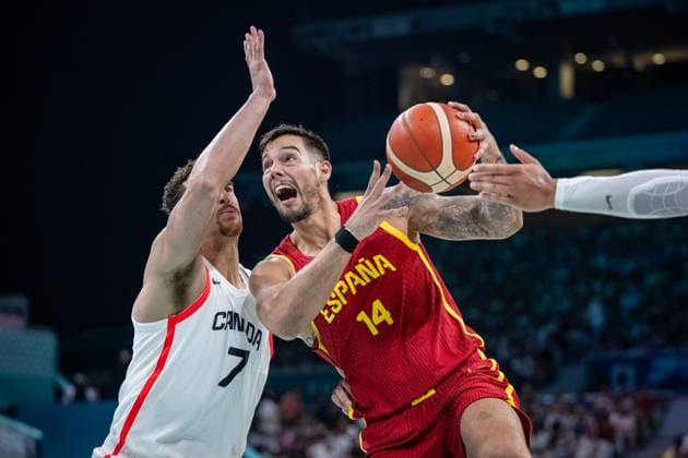 Olympische Spiele Paris 2024 Basketball Lille 02.08.2024 Vorrunde Männer Herren Kanada (CAN) -Spanien (ESP) Willy Hernangomez (Spanien, No.14) Dwight Powell (Kanada, No.07)