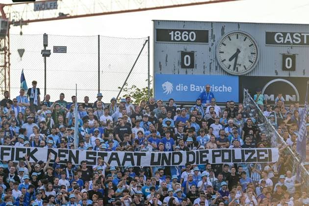 Sport Themen der Woche KW31 Fans des TSV 1860 München zeigen Banner FICK DEN STAAT UND DIE POLIZEI , Fans, Publikum, Zuschauer, Stimmung, Atmosphäre, Stadion, 02.08.2024, München (Deutschland), Fussball, 3. Liga, TSV 1860 München - 1. FC Saarbrücken, DFB DFL REGULATIONS PROHIBIT ANY USE OF PHOTOGRAPHS AS IMAGE SEQUENCES AND OR QUASI-VIDEO. *** Fans of TSV 1860 Munich show banner FICK DEN STAAT UND DIE POLIZEI , fans, audience, spectators, mood, atmosphere, stadium, 02 08 2024, Munich Germany , football, 3 Liga, TSV 1860 Munich 1 FC Saarbrücken, DFB DFL REGULATIONS PROHIBIT ANY USE OF PHOTOGRAPHS AS IMAGE SEQUENCES AND OR QUASI VIDEO xslx