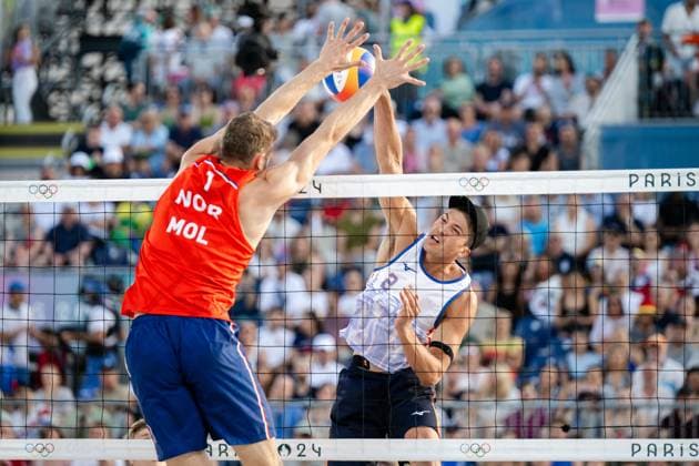 240802 Anders Mol of Norway and Matthew Immers of Netherlands in men s preliminary round Beach volleyball, Beachvolleyball match between Norway and Netherlands during day 7 of the Paris 2024 Olympic Games, Olympische Spiele, Olympia, OS on August 2, 2024 in Paris. Photo: Jon Olav Nesvold BILDBYRAN COP 217 JE0093 beachvolleyboll beach volleyball sandvolleyball paris 2024 olympics day 7 norway - netherlands bbeng Copyright: JONxOLAVxNESVOLD BB240802JE171