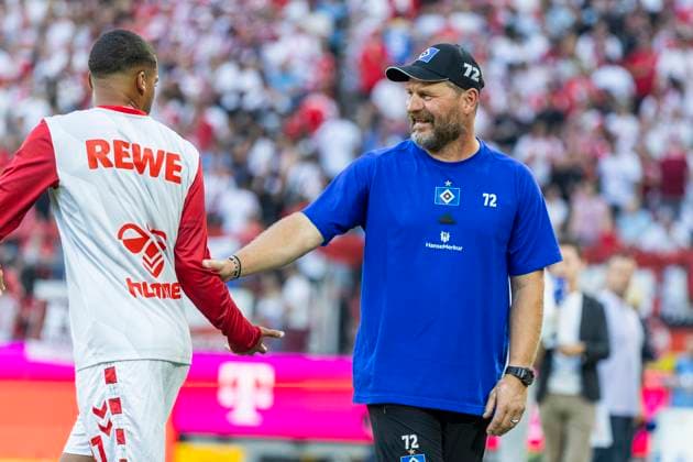 2. Fussball-Bundesliga: 1. FC Köln - Hamburger SV, 02.08.2024 Steffen Baumgart (Hamburger SV, Cheftrainer) lacht mit Linton Maina (1. FC Köln, 37). 2. Fussball-Bundesliga, 1. FC Köln - Hamburger SV, 1. Spieltag, am 02.08.2024, RheinEnergie-Stadion, Köln DFL regulations prohibit any use of photographs as image sequences and or quasi-video