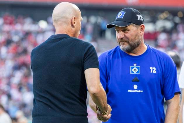 2. Fussball-Bundesliga: 1. FC Köln - Hamburger SV, 02.08.2024 Gerhard Struber (1. FC Köln, Trainer) begrüßt Steffen Baumgart (Hamburger SV, Cheftrainer). 2. Fussball-Bundesliga, 1. FC Köln - Hamburger SV, 1. Spieltag, am 02.08.2024, RheinEnergie-Stadion, Köln DFL regulations prohibit any use of photographs as image sequences and or quasi-video