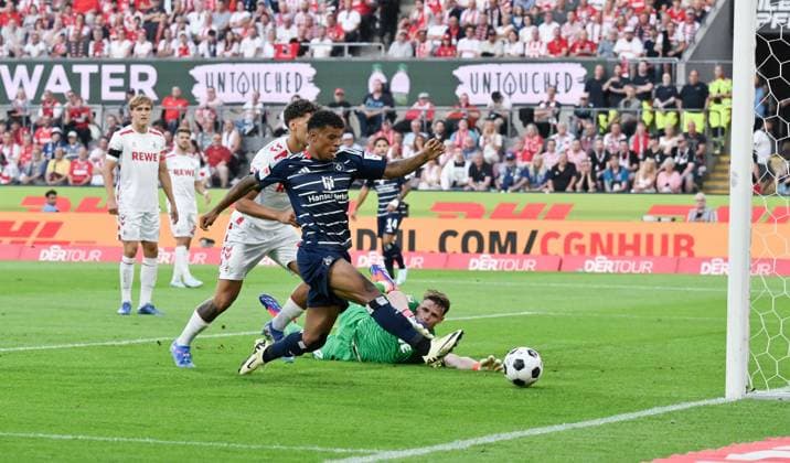 Nach einem Fehler von Torwart Jonas Urbig (1.FC Koeln), re., erzielt Ransford Königsdörffer (Hamburger SV) das Tor zum 0:1 02.08.2024, Fussball 2. Bundesliga, 1. Spieltag, Saison 2024 2025 1. FC Köln - Hamburger SV Koeln Rhein-Energie-Stadion Nordrhein Westfalen Deutschland