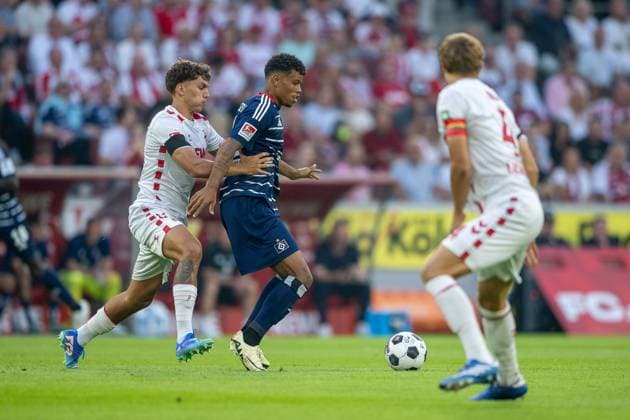 02.08.2024, Fussball: 2. Bundesliga, Saison 2024 2025, Eroeffnungsspiel, 1. FC Koeln - Hamburger SV im RheinEnergie Stadion in Koeln. Zweikampf zwischen Julian Pauli (1. FC Koeln, 24) und Ransford Koenigsdoerffer (Hamburger SV, 11). Wichtiger Hinweis: Gemaess den Vorgaben der DFL Deutsche Fussball Liga bzw. des DFB Deutscher Fussball-Bund ist es untersagt, in dem Stadion und oder vom Spiel angefertigte Fotoaufnahmen in Form von Sequenzbildern und oder videoaehnlichen Fotostrecken zu verwerten bzw. verwerten zu lassen. Foto: Kirchner-Media TH