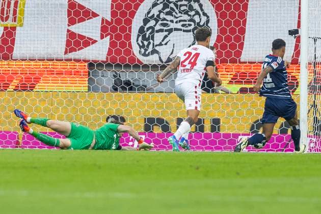 2. Fussball-Bundesliga: 1. FC Köln - Hamburger SV, 02.08.2024 Ransford Königsdörffer (Hamburger SV, 11) erzielt das Tor zur 0:1 Führung gegen Jonas Urbig (1. FC Köln, 40). 2. Fussball-Bundesliga, 1. FC Köln - Hamburger SV, 1. Spieltag, am 02.08.2024, RheinEnergie-Stadion, Köln DFL regulations prohibit any use of photographs as image sequences and or quasi-video