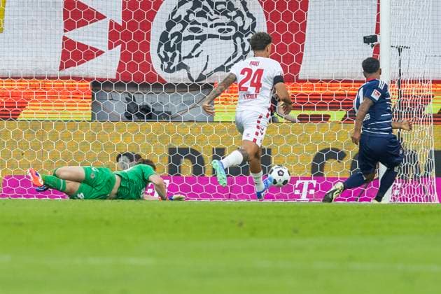 2. Fussball-Bundesliga: 1. FC Köln - Hamburger SV, 02.08.2024 Ransford Königsdörffer (Hamburger SV, 11) erzielt das Tor zur 0:1 Führung gegen Jonas Urbig (1. FC Köln, 40). 2. Fussball-Bundesliga, 1. FC Köln - Hamburger SV, 1. Spieltag, am 02.08.2024, RheinEnergie-Stadion, Köln DFL regulations prohibit any use of photographs as image sequences and or quasi-video