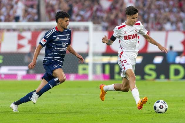 2. Fussball-Bundesliga: 1. FC Köln - Hamburger SV, 02.08.2024 Denis Huseinbasic (1. FC Köln, 8), Daniel Elfadli (Hamburger SV, 8). 2. Fussball-Bundesliga, 1. FC Köln - Hamburger SV, 1. Spieltag, am 02.08.2024, RheinEnergie-Stadion, Köln DFL regulations prohibit any use of photographs as image sequences and or quasi-video