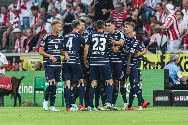 Fussball, 2.Bundesliga Saison 2024 2025 1.Spieltag 1.FC Köln - Hamburger SV 02.08.2024, RheinEnergieSTADION Torjubel Hamburger SV nach dem Tor zum 0-1 durch Ransford Konigsdorfer (Hamburger SV, 11) die Spieler freuen sich Köln RheinEnergieSTADION Nordrhein-Westfahlen Deutschland