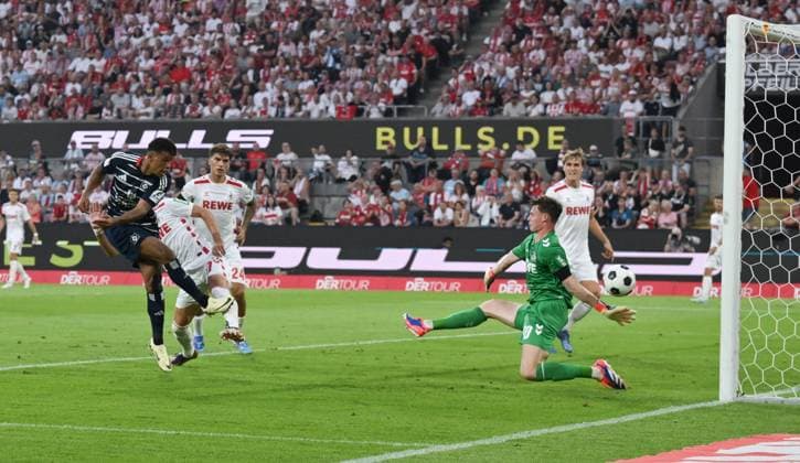 Ransford Königsdörffer (Hamburger SV), li., erzielt gegen Torwart Jonas Urbig (1.FC Koeln) das Tor zum 0:2 02.08.2024, Fussball 2. Bundesliga, 1. Spieltag, Saison 2024 2025 1. FC Köln - Hamburger SV Koeln Rhein-Energie-Stadion Nordrhein Westfalen Deutschland