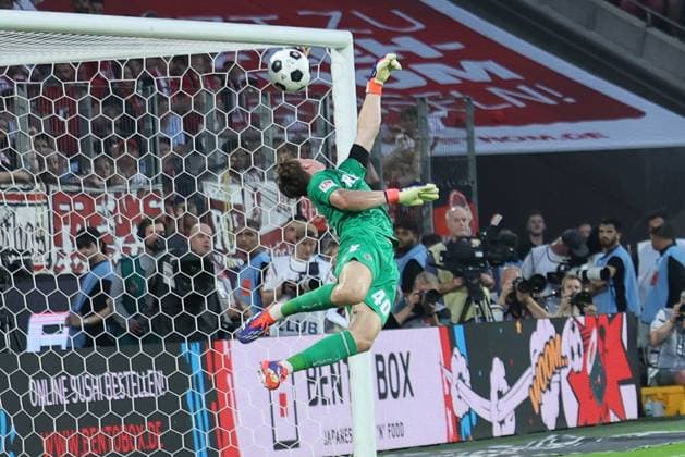 GER, 2.FBL. 1. FC Koeln vs. Hamburger SV 02.08.2024, Rheinenergie Stadion, Koeln, GER, 2.FBL. 1. FC Koeln vs. Hamburger SV, im Bild: den ersten Ball haelt Jonas Urbig Torwart (FC Koeln 40), noch