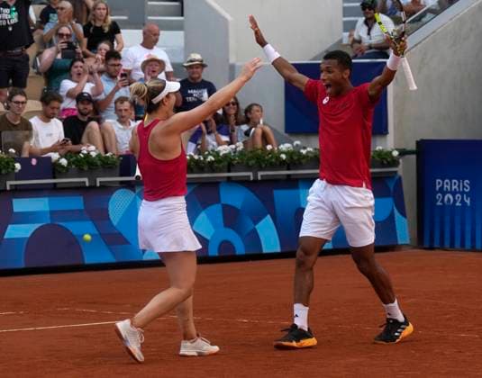 August 2, 2024, Paris, France: Canada s Felix Auger-Aliassime and Gabriela Dabrowski celebrate their win in the mixed doubles bronze-medal match against Demi Schuurs and Wesley Koolhoof of the Netherlands at the Summer Olympics in Paris on Friday, Aug.2, 2024. Canada News - August 2, 2024  - ZUMAc35_ 20240802_zaf_c35_030 Copyright: xAdrianxWyldx