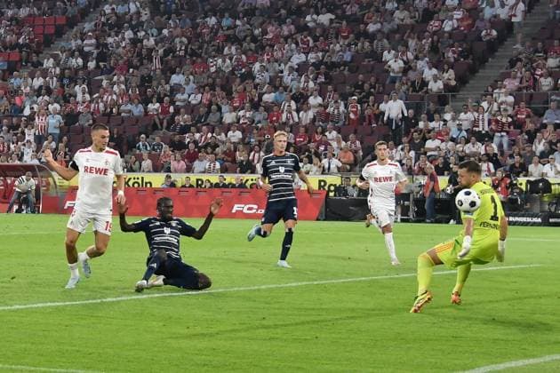 Torwart Daniel Heuer Fernandes (Hamburg 1) vereitelt Torchance von Tim Lemperle (Koeln 19) 02.08.2024 Fussball 1. FC Koeln vs Hamburger SV, Rheinenergiestadion, Koeln, DFB DFL REGULATIONS PROHIBIT ANY USE OF PHOTOGRAPHS AS IMAGE SEQUENCES AND OR QUASI-VIDEO NRW Germany