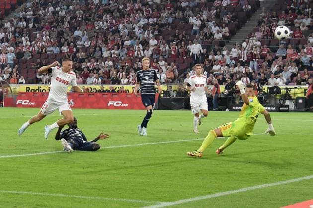 Torwart Daniel Heuer Fernandes (Hamburg 1) vereitelt Torchance von Tim Lemperle (Koeln 19) 02.08.2024 Fussball 1. FC Koeln vs Hamburger SV, Rheinenergiestadion, Koeln, DFB DFL REGULATIONS PROHIBIT ANY USE OF PHOTOGRAPHS AS IMAGE SEQUENCES AND OR QUASI-VIDEO NRW Germany