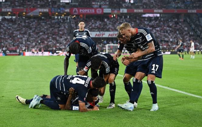 Jubel HSV 0:2, Hamburgs Spieler feiern Ransford Königsdörffer (Hamburger SV), am Boden 02.08.2024, Fussball 2. Bundesliga, 1. Spieltag, Saison 2024 2025 1. FC Köln - Hamburger SV Koeln Rhein-Energie-Stadion Nordrhein Westfalen Deutschland