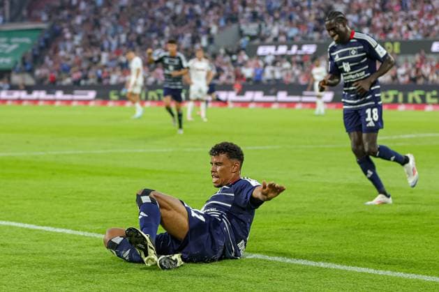 Köln, Deutschland, 02.08.24: Ransford-Yeboah Koenigsdoerffer (Hamburger SV) Torjubel, jubelt nach seinem Treffer zum 0:2 waehrend des Spiels der 2. Bundesliga zwischen 1. FC Köln - Hamburger SV im RheinEnergieSTADION am 02. August 2024 in Köln, Deutschland. (Foto von Stefan Brauer Brauer-Fotoagentur) Köln, Germany, 02.08.24: Ransford-Yeboah Koenigsdoerffer (Hamburger SV) celebrates after scoring his team s second goal during the 2. Bundesliga match between 1. FC Köln - Hamburger SV at ReihnEnergieSTADION on August 2, 2024 in Köln, Germany. (Photo by Stefan Brauer Brauer-Fotoagentur) Köln ReihnEnergieSTADION Germany