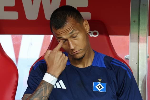2. Bundesliga - 24 25 - 1. FC Köln - Hamburger SV am 02.08.2024 im RheinEnergieSTADION in Köln Davie Selke (Hamburg 27) nachdenklich