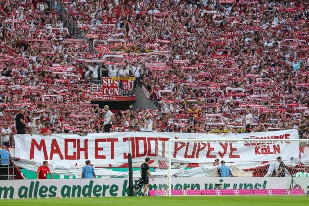 2. Bundesliga - 24 25 - 1. FC Köln - Hamburger SV am 02.08.2024 im RheinEnergieSTADION in Köln Die Kölner Fans in der Südkurve mit einem Banner Spruchband Transparent für den verstorbenen Südstadt Boyz Fan Popeye