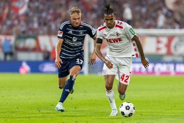2. Fussball-Bundesliga: 1. FC Köln - Hamburger SV, 02.08.2024 Damion Downs (1. FC Köln, 42), Adam Karabec (Hamburger SV, 17). 2. Fussball-Bundesliga, 1. FC Köln - Hamburger SV, 1. Spieltag, am 02.08.2024, RheinEnergie-Stadion, Köln DFL regulations prohibit any use of photographs as image sequences and or quasi-video