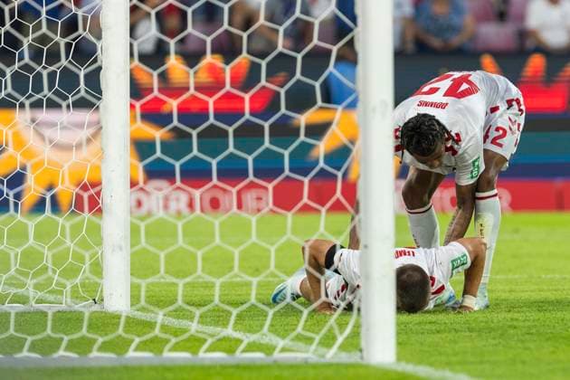 2. Fussball-Bundesliga: 1. FC Köln - Hamburger SV, 02.08.2024 Damion Downs (1. FC Köln, 42) hilft Tim Lemperle (1. FC Köln, 19) auf. 2. Fussball-Bundesliga, 1. FC Köln - Hamburger SV, 1. Spieltag, am 02.08.2024, RheinEnergie-Stadion, Köln DFL regulations prohibit any use of photographs as image sequences and or quasi-video