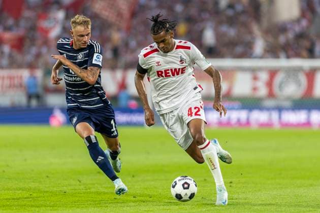 2. Fussball-Bundesliga: 1. FC Köln - Hamburger SV, 02.08.2024 Damion Downs (1. FC Köln, 42), Adam Karabec (Hamburger SV, 17). 2. Fussball-Bundesliga, 1. FC Köln - Hamburger SV, 1. Spieltag, am 02.08.2024, RheinEnergie-Stadion, Köln DFL regulations prohibit any use of photographs as image sequences and or quasi-video