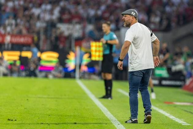 2. Fussball-Bundesliga: 1. FC Köln - Hamburger SV, 02.08.2024 Steffen Baumgart (Hamburger SV, Cheftrainer) meckert nach seiner gelben Karte. 2. Fussball-Bundesliga, 1. FC Köln - Hamburger SV, 1. Spieltag, am 02.08.2024, RheinEnergie-Stadion, Köln DFL regulations prohibit any use of photographs as image sequences and or quasi-video