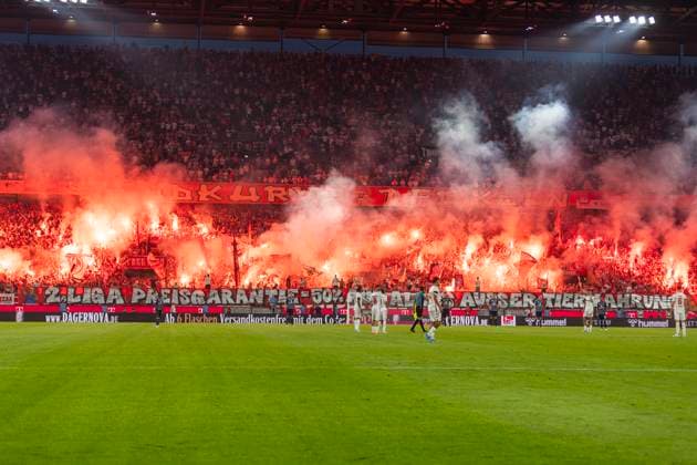 2. Fussball-Bundesliga: 1. FC Köln - Hamburger SV, 02.08.2024 Die Kölner Fans zünden Pyrotechnik. Dazu ein Banner: 2. Liga Preisgarantie - 50% auf alles, ausser Tiernahrung . 2. Fussball-Bundesliga, 1. FC Köln - Hamburger SV, 1. Spieltag, am 02.08.2024, RheinEnergie-Stadion, Köln DFL regulations prohibit any use of photographs as image sequences and or quasi-video