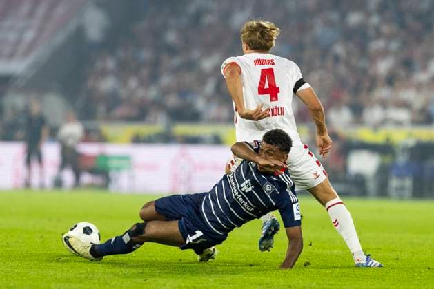 2. Fussball-Bundesliga: 1. FC Köln - Hamburger SV, 02.08.2024 Timo Hübers (1. FC Köln, 4), Ransford Königsdörffer (Hamburger SV, 11). 2. Fussball-Bundesliga, 1. FC Köln - Hamburger SV, 1. Spieltag, am 02.08.2024, RheinEnergie-Stadion, Köln DFL regulations prohibit any use of photographs as image sequences and or quasi-video