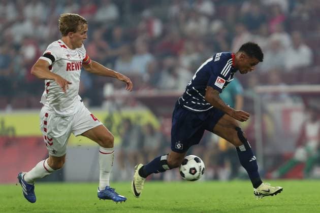 Timo Huebers (1. FC Koeln) und Ransford Koenigsdoerffer (Hamburger SV) im Zweikampf, 2. Bundesliga, 1. FC Koeln vs Hamburger SV - 2.Bundesliga, RheinEnergieStadion am 02. August 2024 in Koeln, Deutschland. (Foto von Oliver Kaelke DeFodi Images) Timo Huebers (1. FC Koeln) und Ransford Koenigsdoerffer (Hamburger SV) battle for the ball, 2. Bundesliga, 1. FC Koeln vs Hamburger SV - 2.Bundesliga, RheinEnergieStadion on August 2, 2024 in Cologne, Germany. (Photo by Oliver Kaelke DeFodi Images) Defodi-678_2024_08_02_OK_KOEHSV_1031