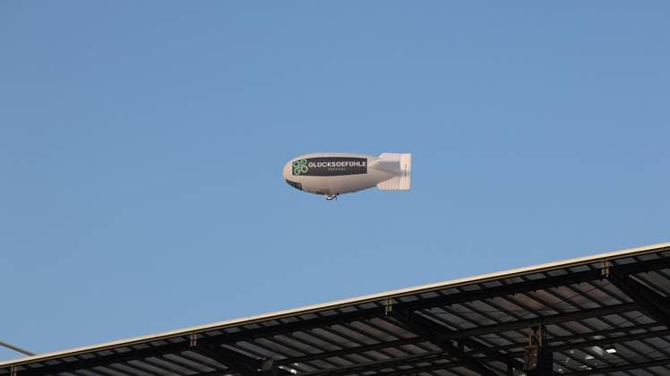 GER, 2.FBL. 1. FC Koeln vs. Hamburger SV 02.08.2024, Rheinenergie Stadion, Koeln, GER, 2.FBL. 1. FC Koeln vs. Hamburger SV, im Bild: Zeppelin ueber dem Stadion