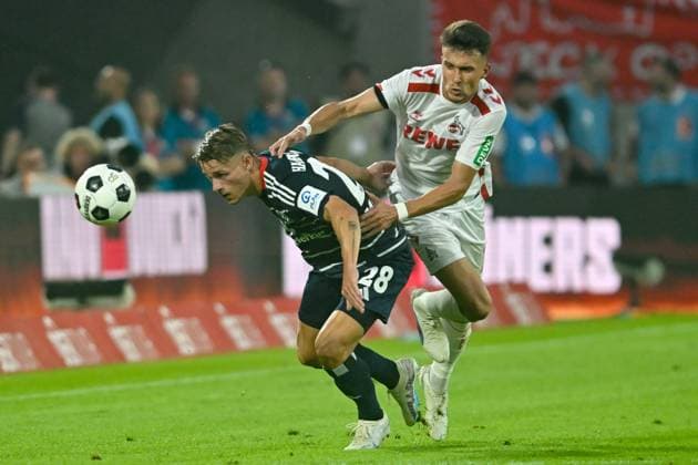 v. li. im Zweikampf Miro Muheim (Hamburg 28) Dejan Ljubicic (Koeln 7) 02.08.2024 Fussball 1. FC Koeln vs Hamburger SV, Rheinenergiestadion, Koeln, DFB DFL REGULATIONS PROHIBIT ANY USE OF PHOTOGRAPHS AS IMAGE SEQUENCES AND OR QUASI-VIDEO NRW Germany