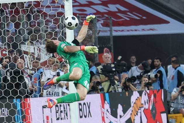 GER, 2.FBL. 1. FC Koeln vs. Hamburger SV 02.08.2024, Rheinenergie Stadion, Koeln, GER, 2.FBL. 1. FC Koeln vs. Hamburger SV, im Bild: Jonas Urbig Torwart (FC Koeln 40), hat Glueck der Ball geht an die Latte