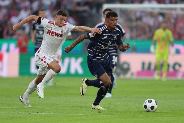 GER, 2.FBL. 1. FC Koeln vs. Hamburger SV 02.08.2024, Rheinenergie Stadion, Koeln, GER, 2.FBL. 1. FC Koeln vs. Hamburger SV, im Bild: Ransford Königsdörffer Koenigsdoerffer (HSV 11), im Zweikampf gegen Eric Martel (FC Koeln 6),