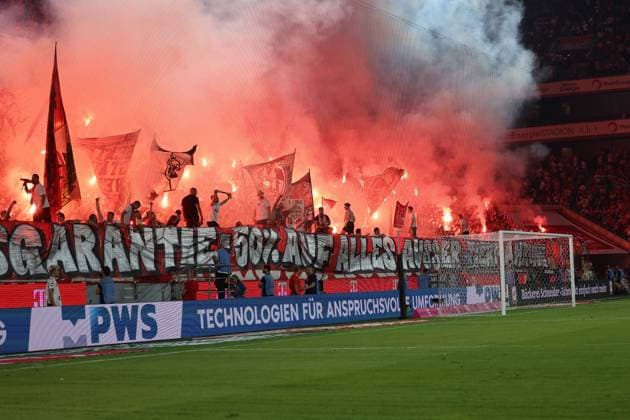 GER, 2.FBL. 1. FC Koeln vs. Hamburger SV 02.08.2024, Rheinenergie Stadion, Koeln, GER, 2.FBL. 1. FC Koeln vs. Hamburger SV, im Bild: Pyrotechnik im Koelner Block mit Chore