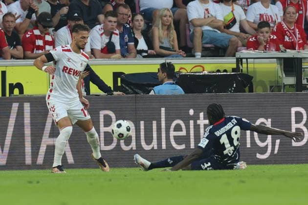GER, 2.FBL. 1. FC Koeln vs. Hamburger SV 02.08.2024, Rheinenergie Stadion, Koeln, GER, 2.FBL. 1. FC Koeln vs. Hamburger SV, im Bild: Bakery Jatta (HSV 18), im Zweikampf gegen Leart Paqarada (FC Koeln 17),