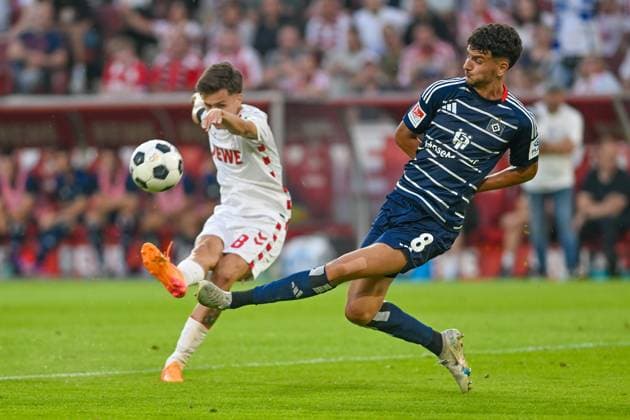 Strafraumszene Daniel Elfadli (Hamburg 8) vereitelt Torchance von Denis Huseinbasic (Koeln 8) 02.08.2024 Fussball 1. FC Koeln vs Hamburger SV, Rheinenergiestadion, Koeln, DFB DFL REGULATIONS PROHIBIT ANY USE OF PHOTOGRAPHS AS IMAGE SEQUENCES AND OR QUASI-VIDEO NRW Germany
