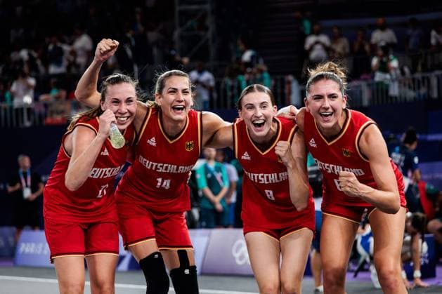 Highlight Bilder des Tages FRA, Paris, Olympischen Spiele Paris 2024, (02.08.2024, (3x3 Basketball Damen Frankreich - Deutschland, La Concorde 1) Die deutschen 3x3 Damen jubeln nach dem Sieg Copyright: HMBxMedia SteffiexWunderl