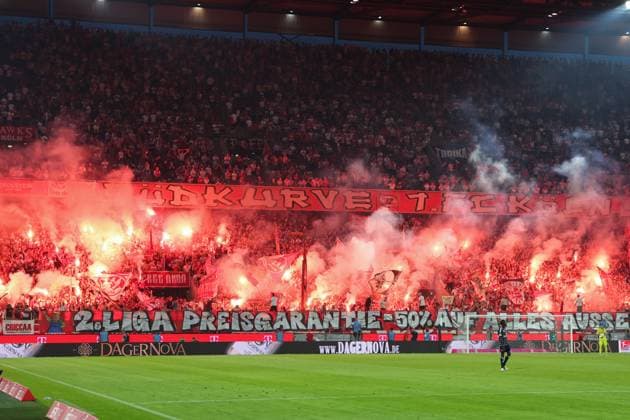 2. Bundesliga - 24 25 - 1. FC Köln - Hamburger SV am 02.08.2024 im RheinEnergieSTADION in Köln Die Fans des 1. FC Köln zünden in der Südkurve Pyrotechnik