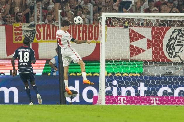 2. Fussball-Bundesliga: 1. FC Köln - Hamburger SV, 02.08.2024 Denis Huseinbasic (1. FC Köln, 8) mit einer Kopfballchance. 2. Fussball-Bundesliga, 1. FC Köln - Hamburger SV, 1. Spieltag, am 02.08.2024, RheinEnergie-Stadion, Köln DFL regulations prohibit any use of photographs as image sequences and or quasi-video